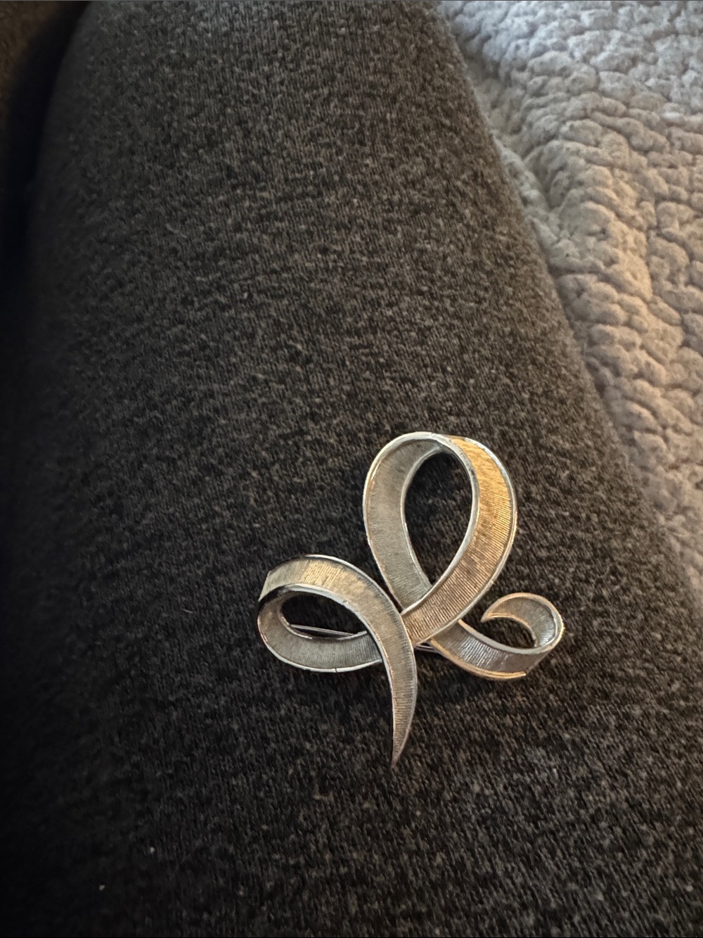 Crown trifari Silver Ribbon Loop Brooch - Textured Metal Pin